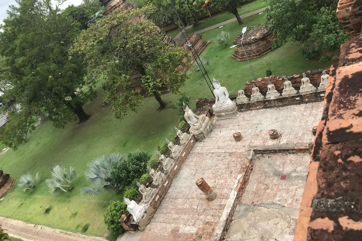 Temple ancien à Ayutthaya, entre briques rouges et végétation