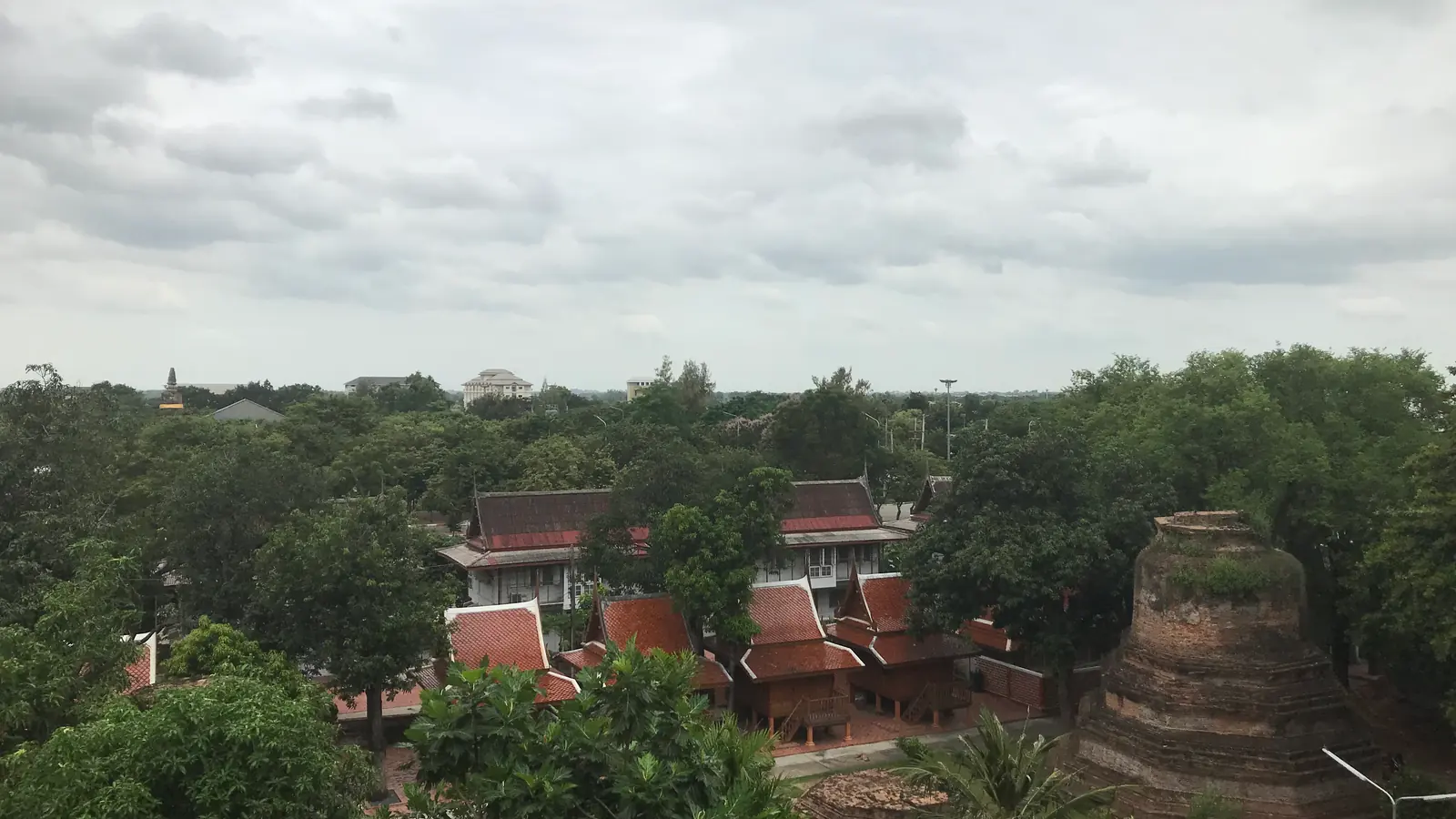 Vue sur les temples et la ville d’Ayutthaya