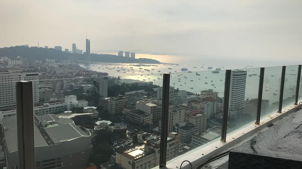 Vue urbaine depuis un condo à Pattaya